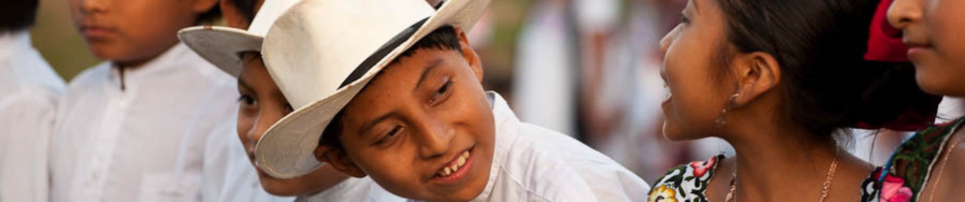 Enfants mexicains en habits traditionnels