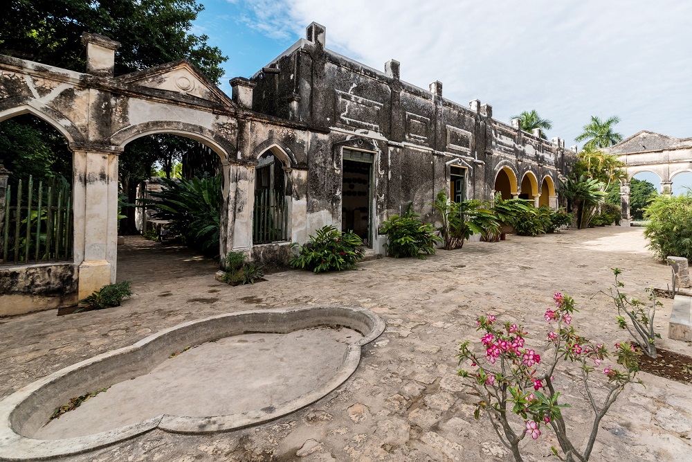 Cour abandonnée de l'Hacienda Yaxcopoil à Merida