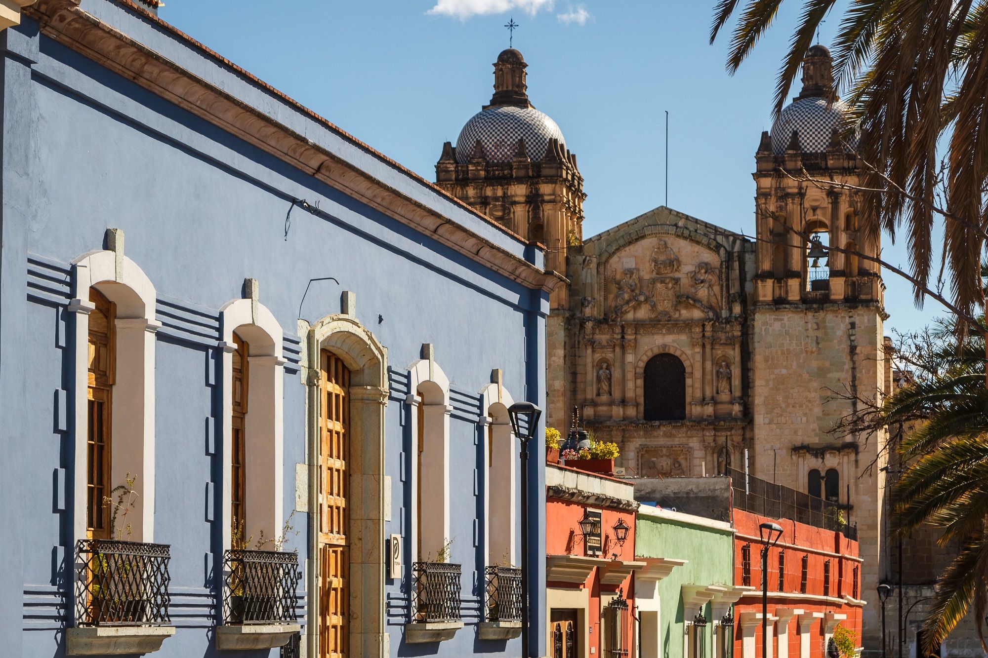 Oaxaca, ville coloniale, façades colorées, église, Mexique