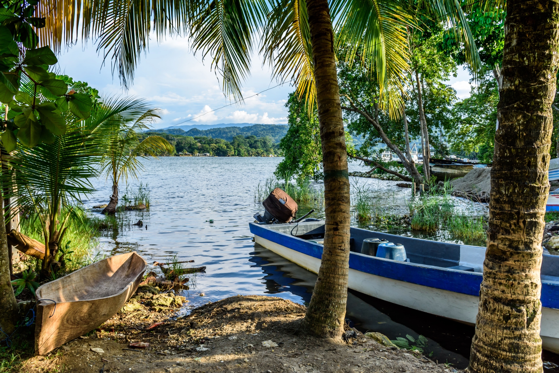 bateau-lumiere-soir-rio-dulce-guatemala-lucy-brown