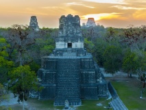 coucher-soleil-templs-tikal-guatemala