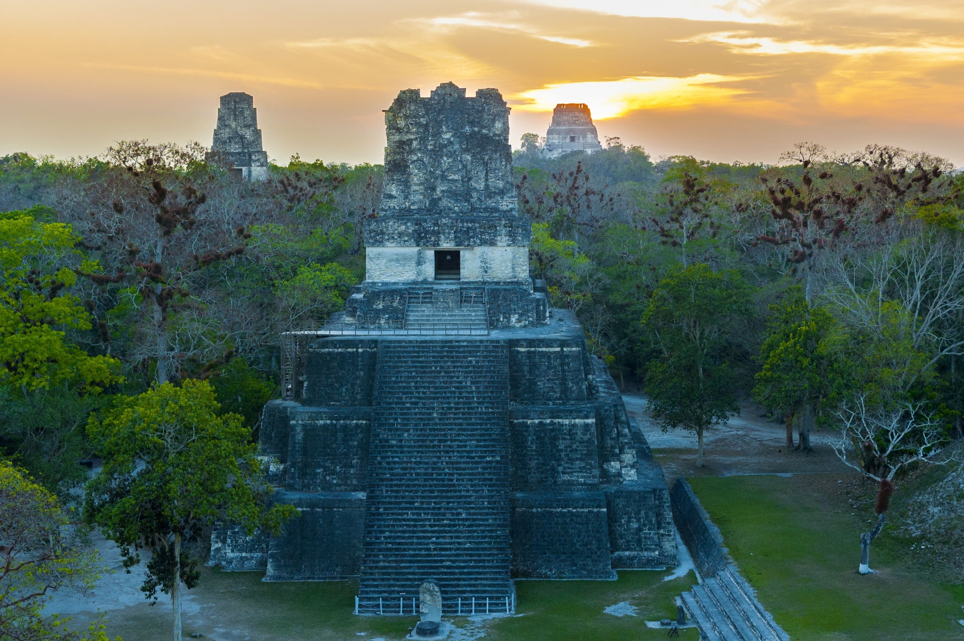 coucher-soleil-templs-tikal-guatemala
