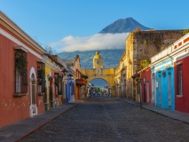couleur-ville-antigua-eglise-volcan-guatemala