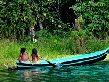 enfants-pirogue-rio-dulce-guatemala