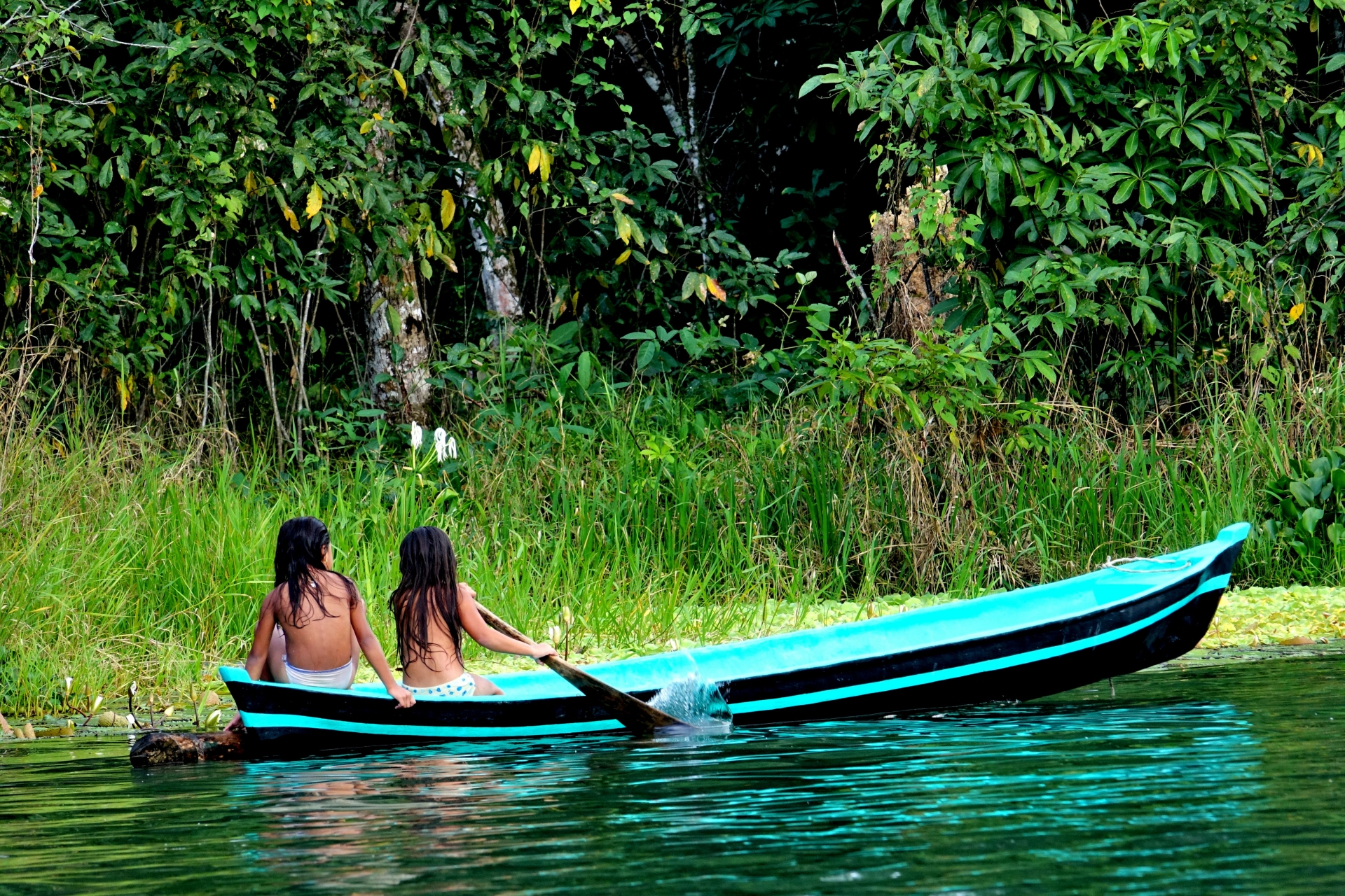 enfants-pirogue-rio-dulce-guatemala