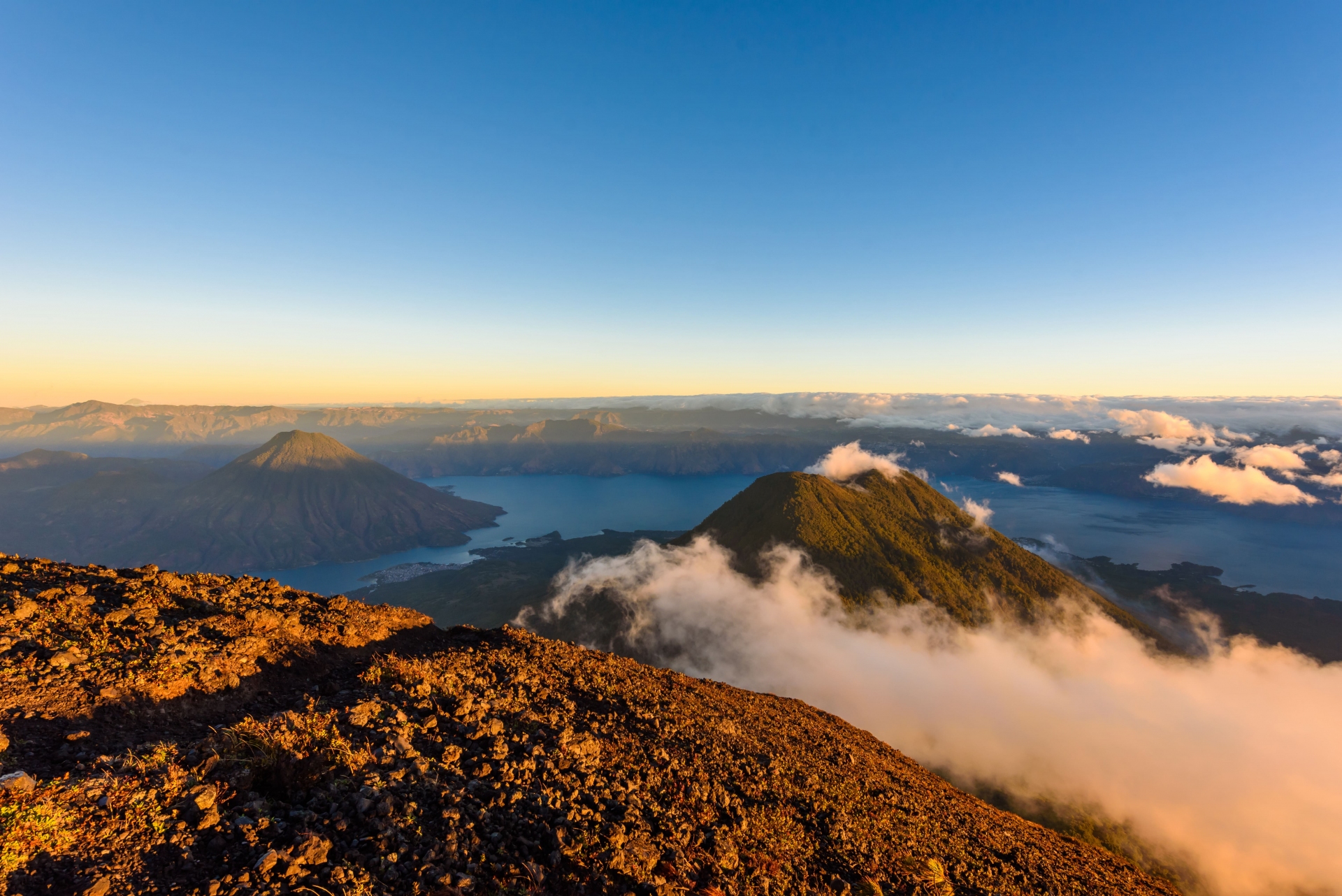 panorama-vue-volcans-lac-atitlan-guatemala
