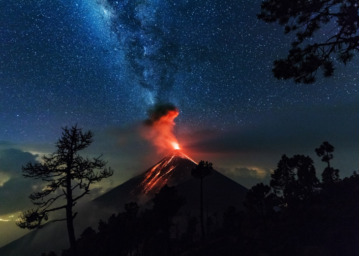 volcan-fuego-erruption-nuit-ciel-etoiles-guatemala