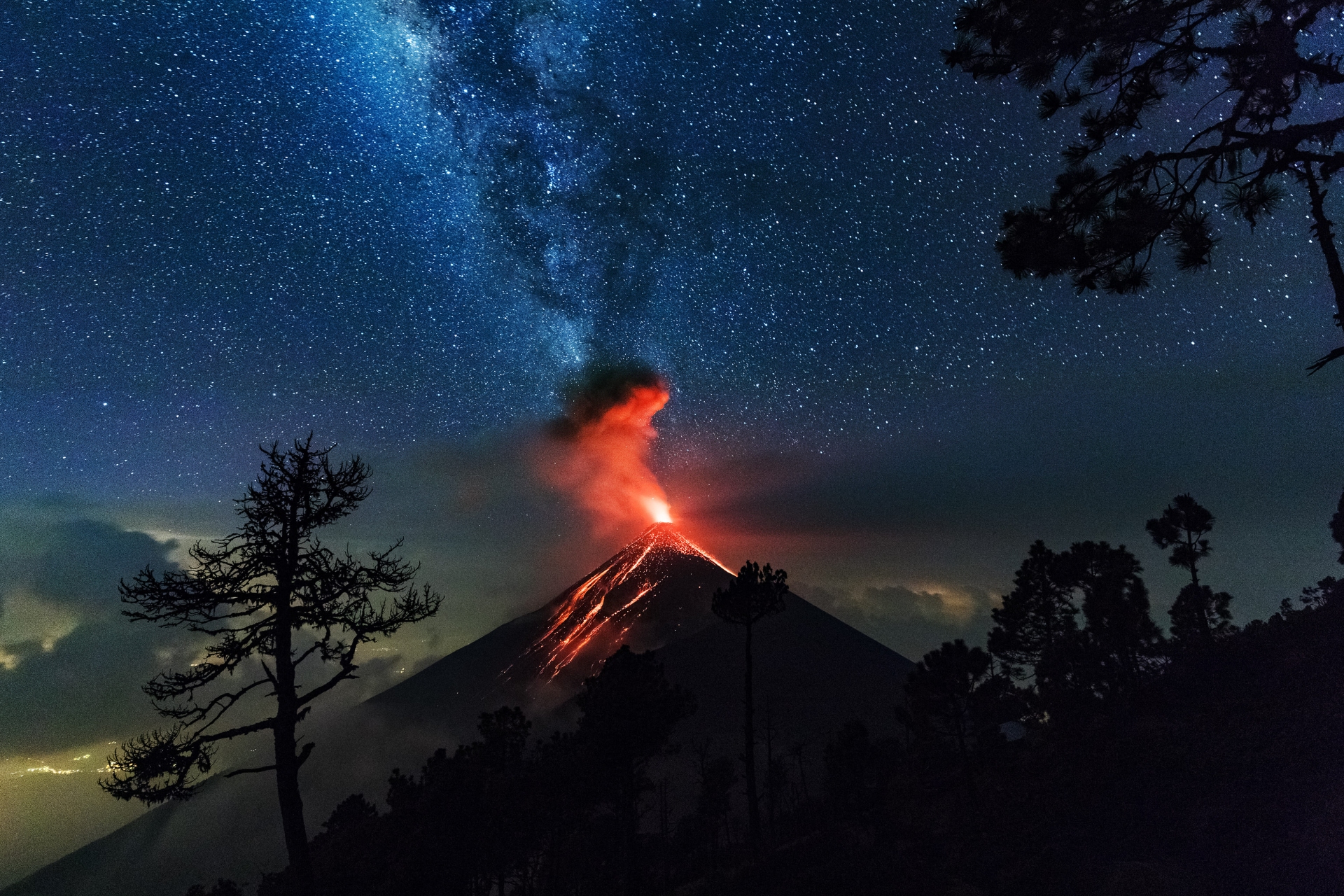 volcan-fuego-erruption-nuit-ciel-etoiles-guatemala