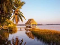 cabane-piloti-cocotier-lac-peten-itza-guatemala