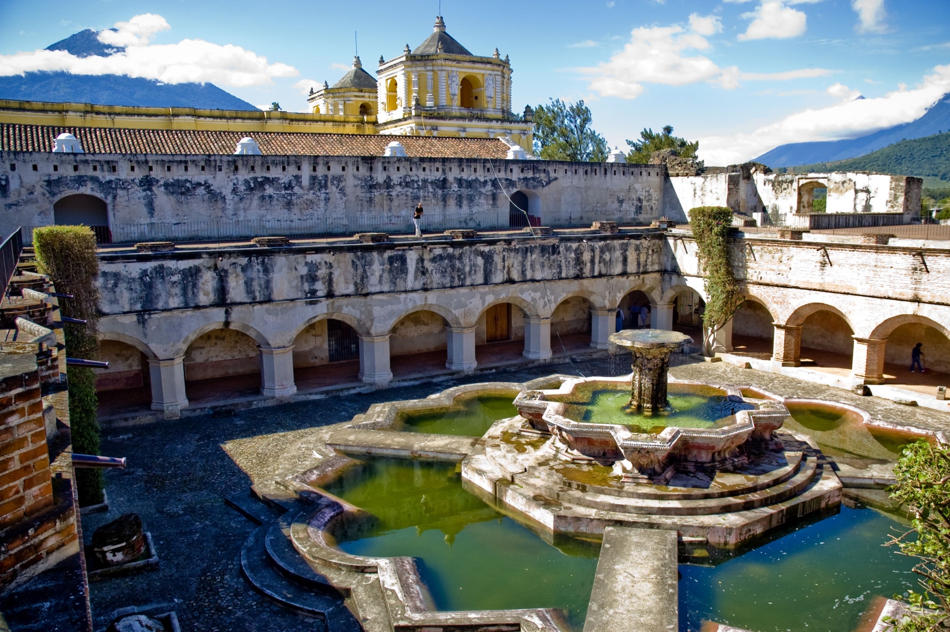 eglise-couvent-fontaine-antigua-guatemala