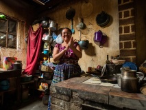 femme-cuisine-tortilla-village-san-juan-la-laguna-lac-atitlan-guatemala