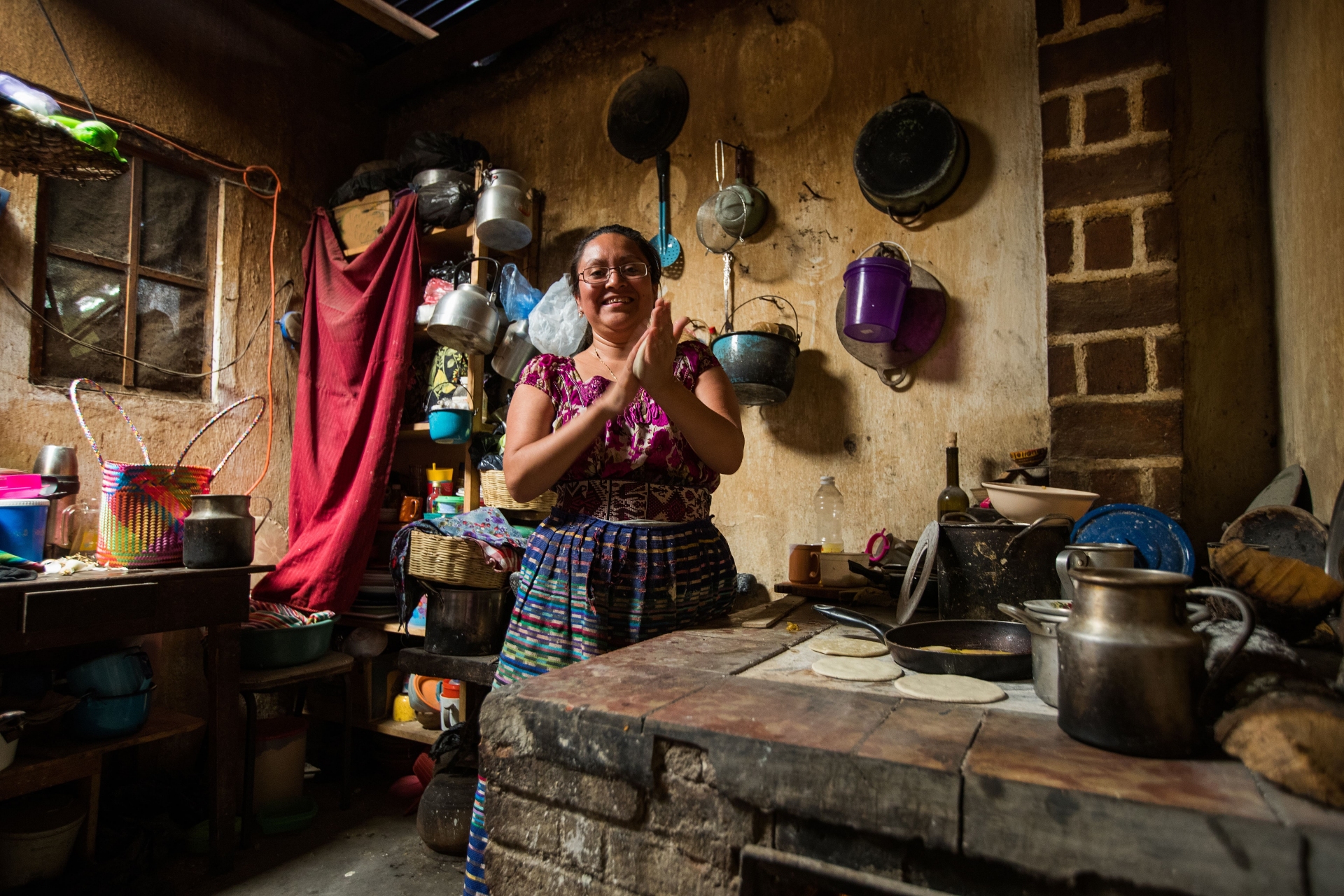 femme-cuisine-tortilla-village-san-juan-la-laguna-lac-atitlan-guatemala