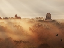 lever-soleil-brume-tikal-guatemala