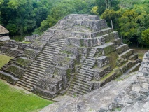 pyramide-site-yaxha-guatemala