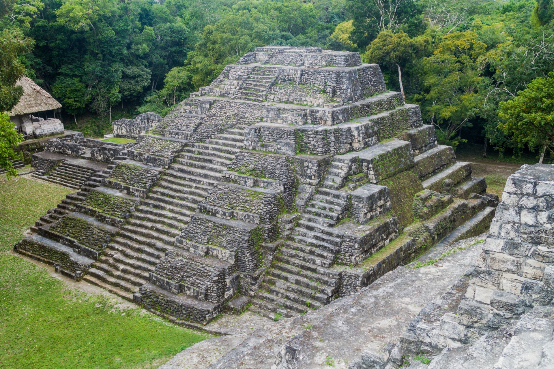 pyramide-site-yaxha-guatemala